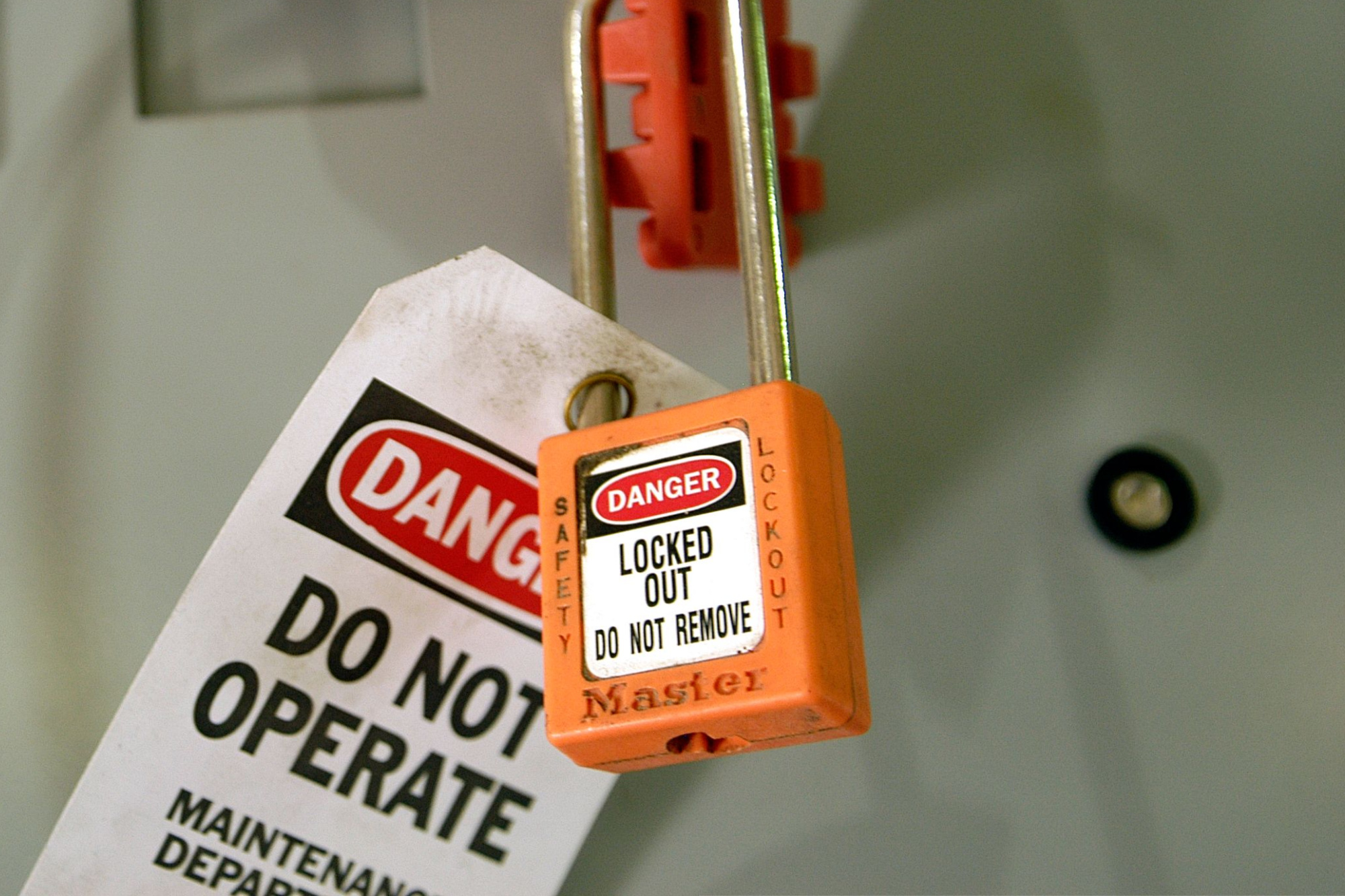orange lock with a tag stating: do not operate