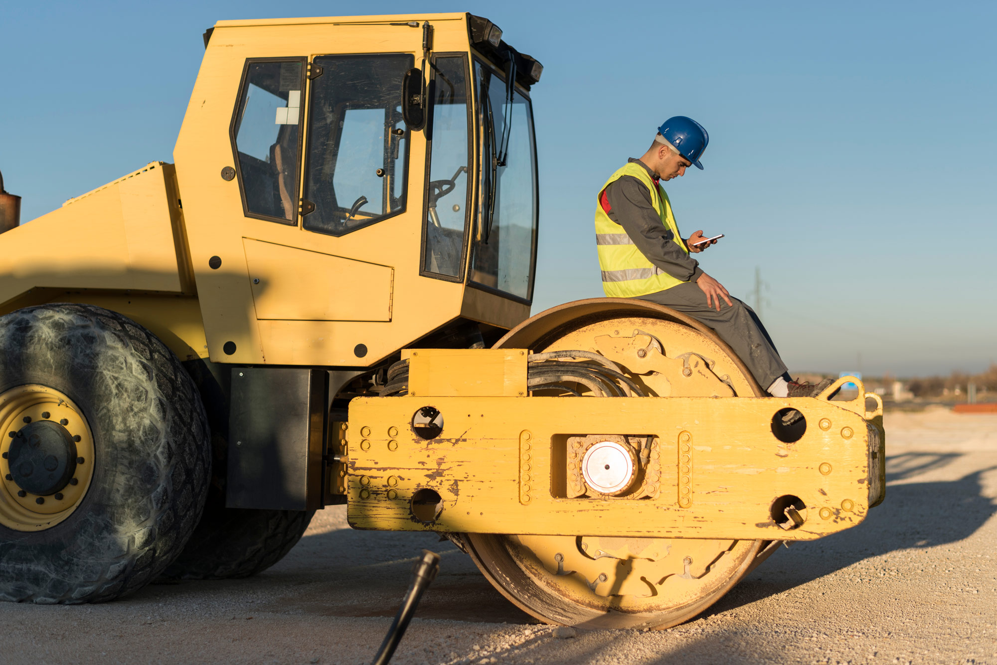 construction-worker-on-his-phone-distracted