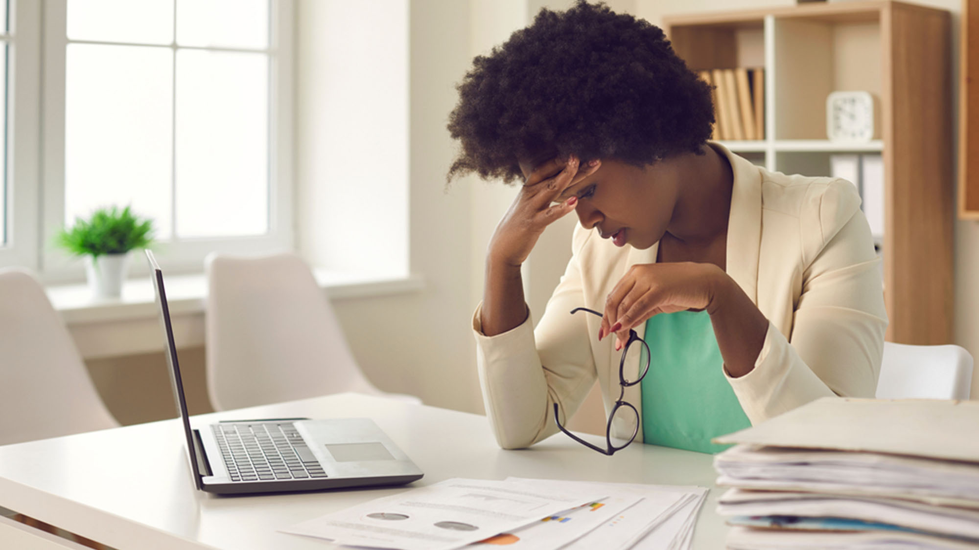 overwhelmed-worker-at-desk