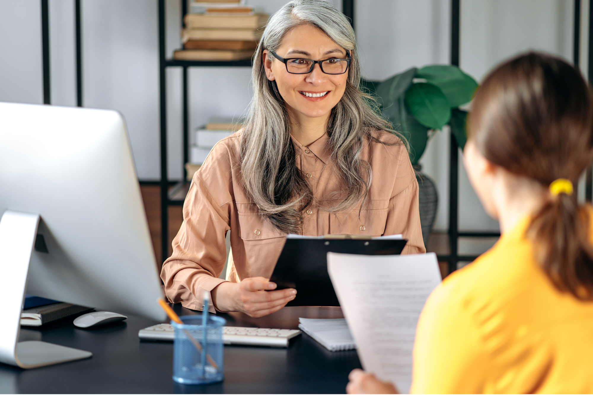 businesswoman speaking with subordinate